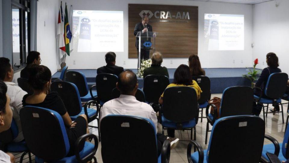 Read more about the article Em palestra, Adm. Mauro Kreuz fala sobre as novas DCNs da Administração