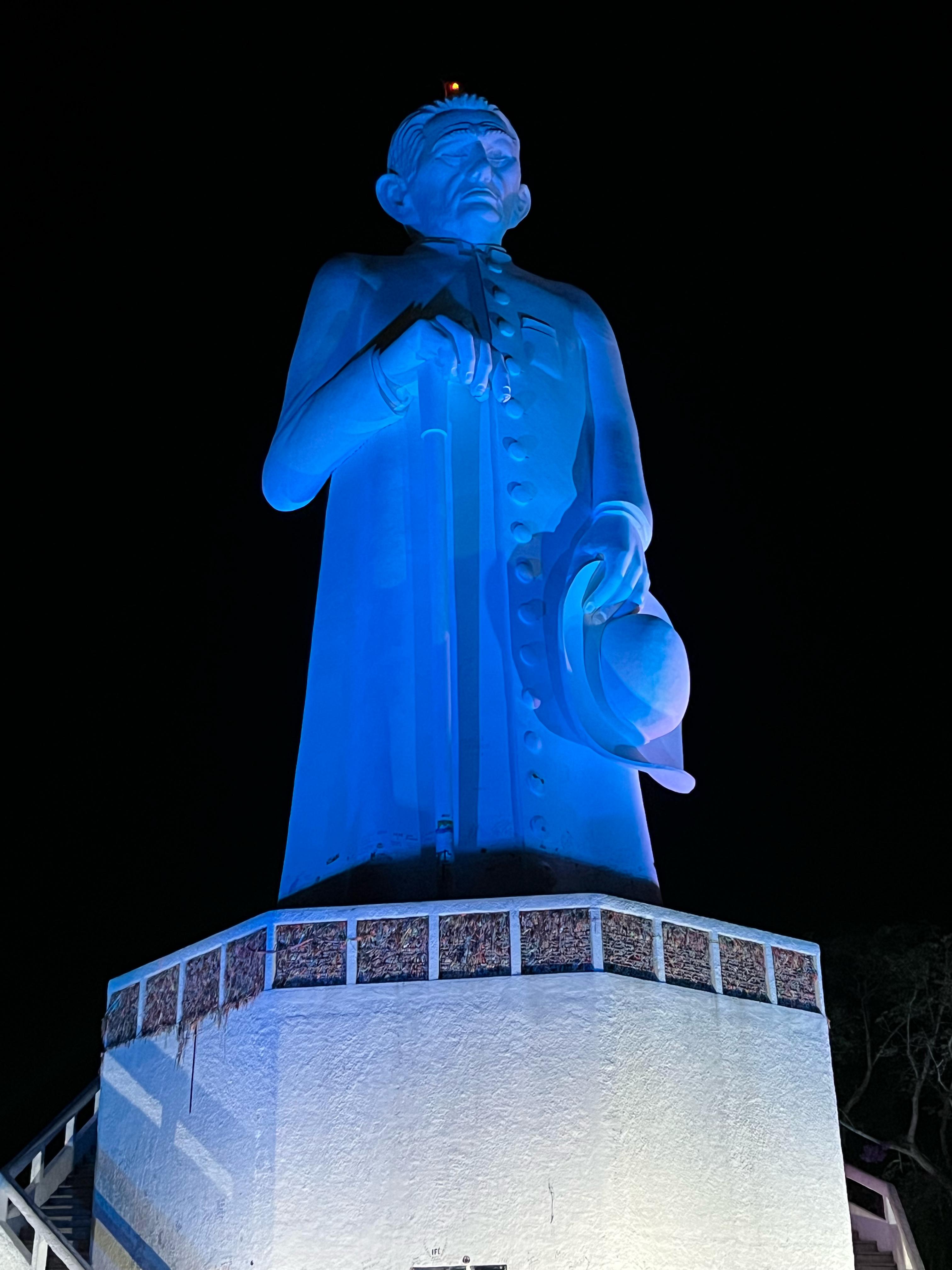 Leia mais sobre o artigo Monumento de Padre Cícero é iluminado de azul em homenagem à Administração.