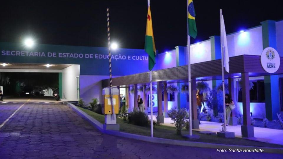 Leia mais sobre o artigo Instituições do Acre são iluminadas em azul pela Administração