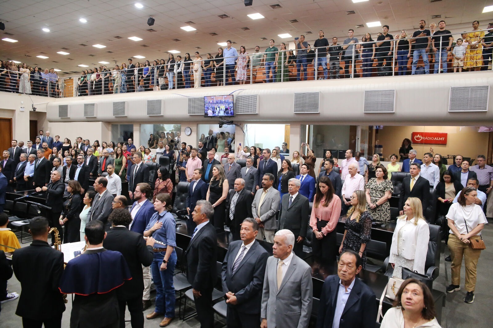 Leia mais sobre o artigo Sessão Solene reúne autoridades e lota o Plenário Rene Barbour em noite histórica