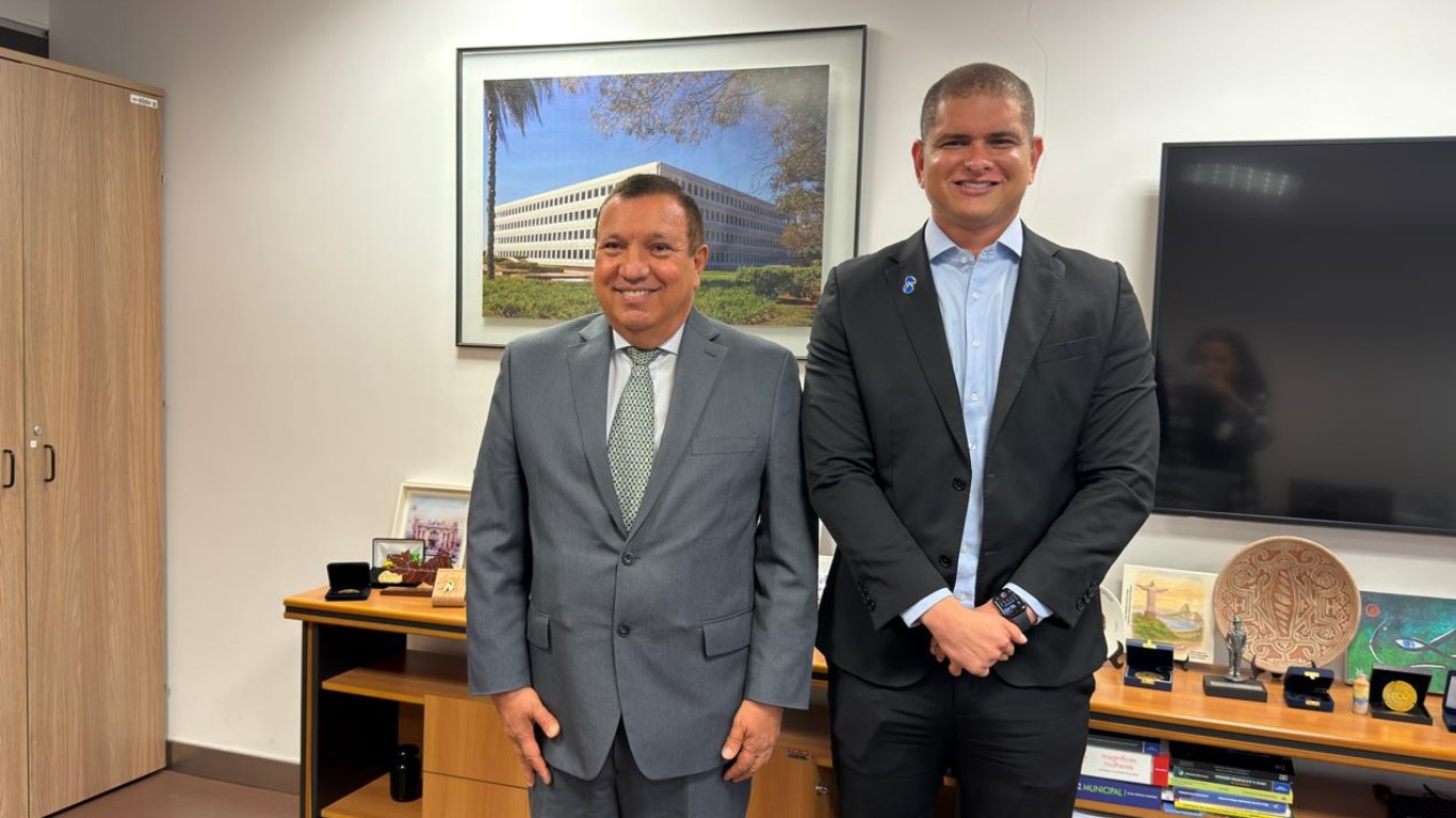 Leia mais sobre o artigo CFA se reúne com ministro do TCU para tratar pautas da Administração