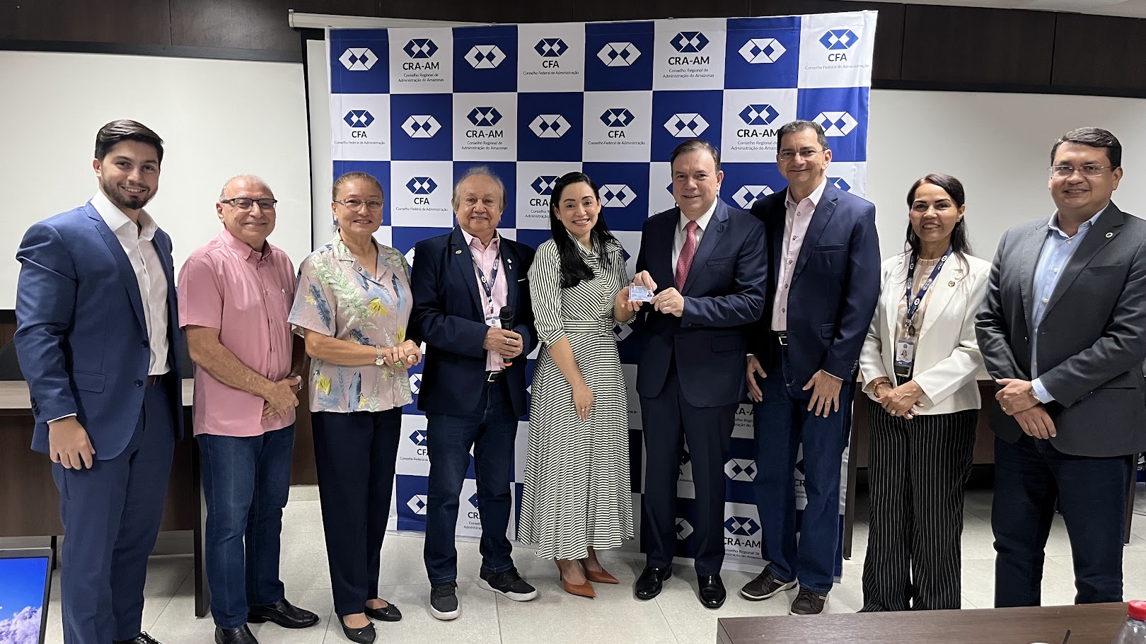 Leia mais sobre o artigo Presidente da OAB/Amazonas recebe seu registro profissional como Administrador durante Plenária do CRA-AM